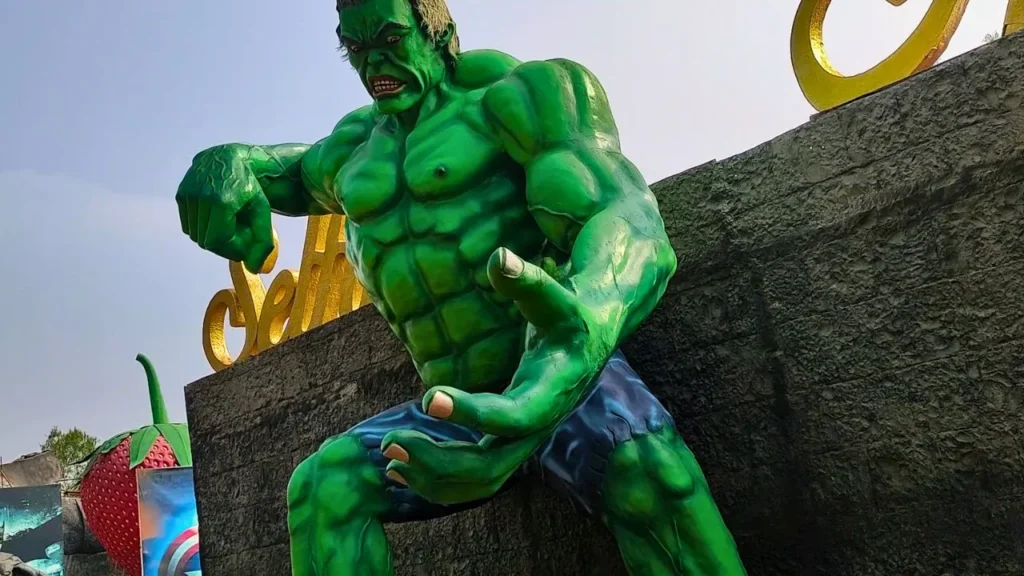hulk statue at kingsberry in mahabaleshwar