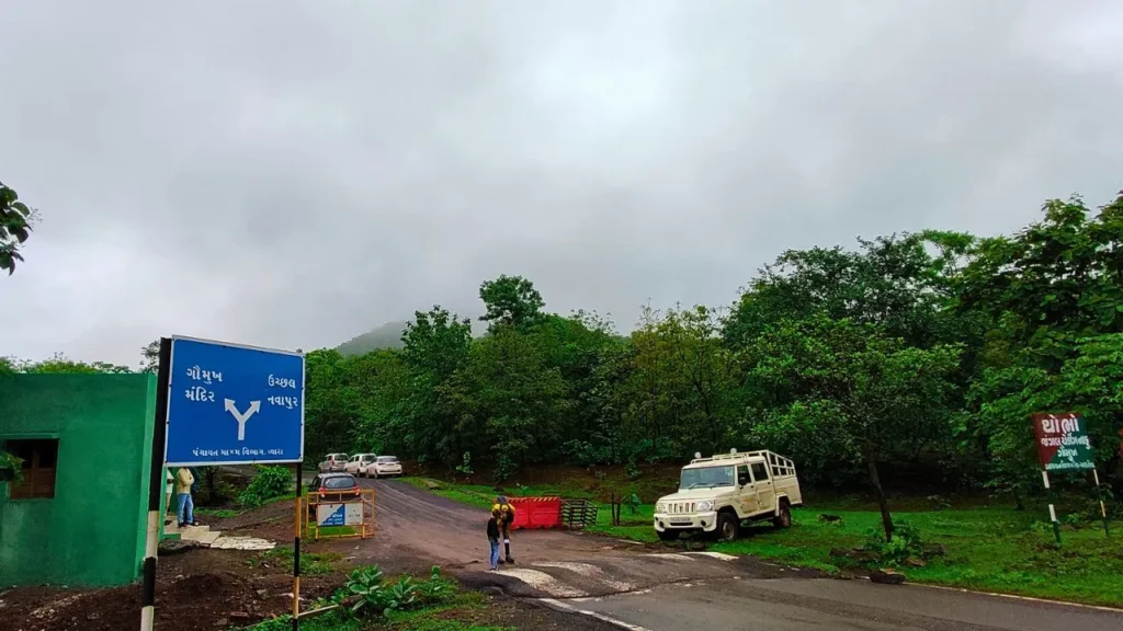 bafariyo dungar trek base near gaumukh waterfall
