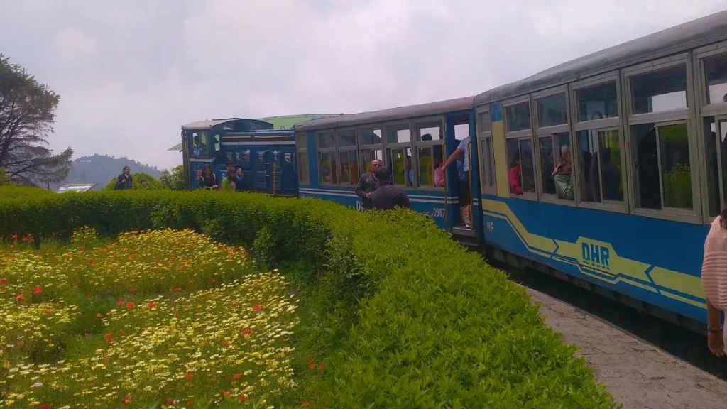 darjeeling himalayan railway at batasia loop