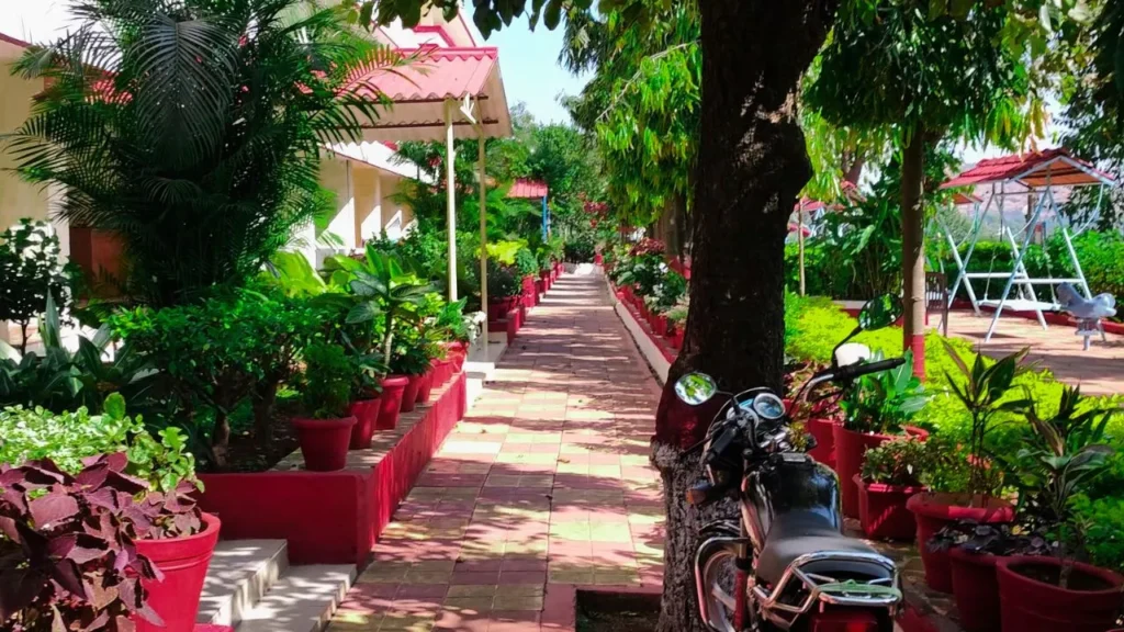 garden of chitrakoot hill resort in saputara