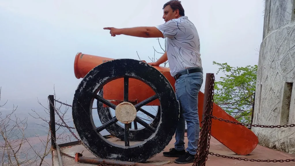 cannon at entrance of songadh fort
