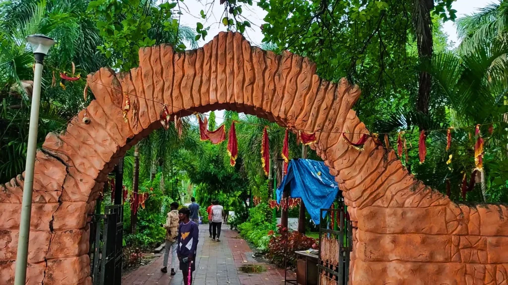 entry gate of mayadevi mandir bhenskatri