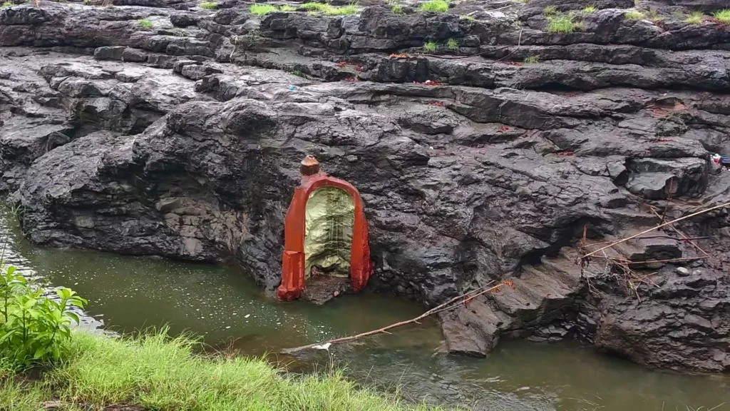 mayadevi mandir in river valley