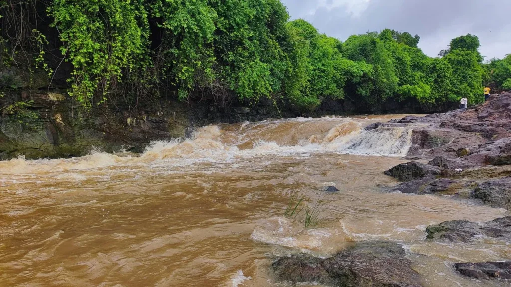 parth waterfall distance from surat